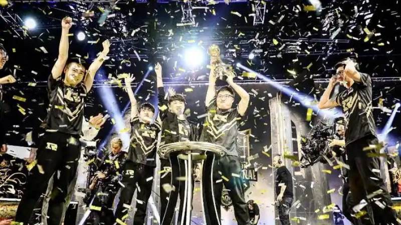 JDG战队首发阵容怎么确定?位置分工与轮换逻辑一次讲清